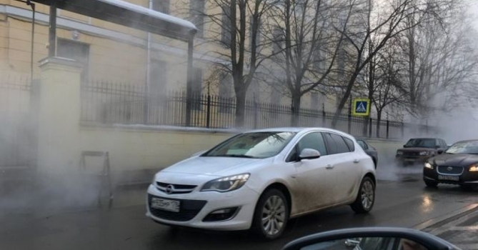 Трубу с горячей водой прорвало в Красносельском районе