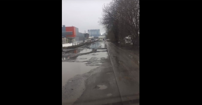 Дорожное покрытие после зимы растаяло вместе со снегом
